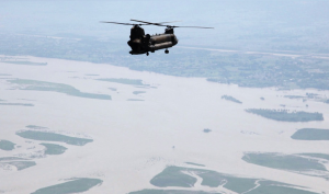 US_Army_helicopter_flies_over_a_flood-affected_area_of_Pakistan_Cut2